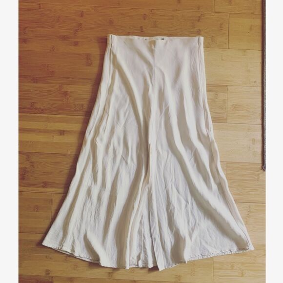 Cream leg slit skirt - Picture 3 of 3